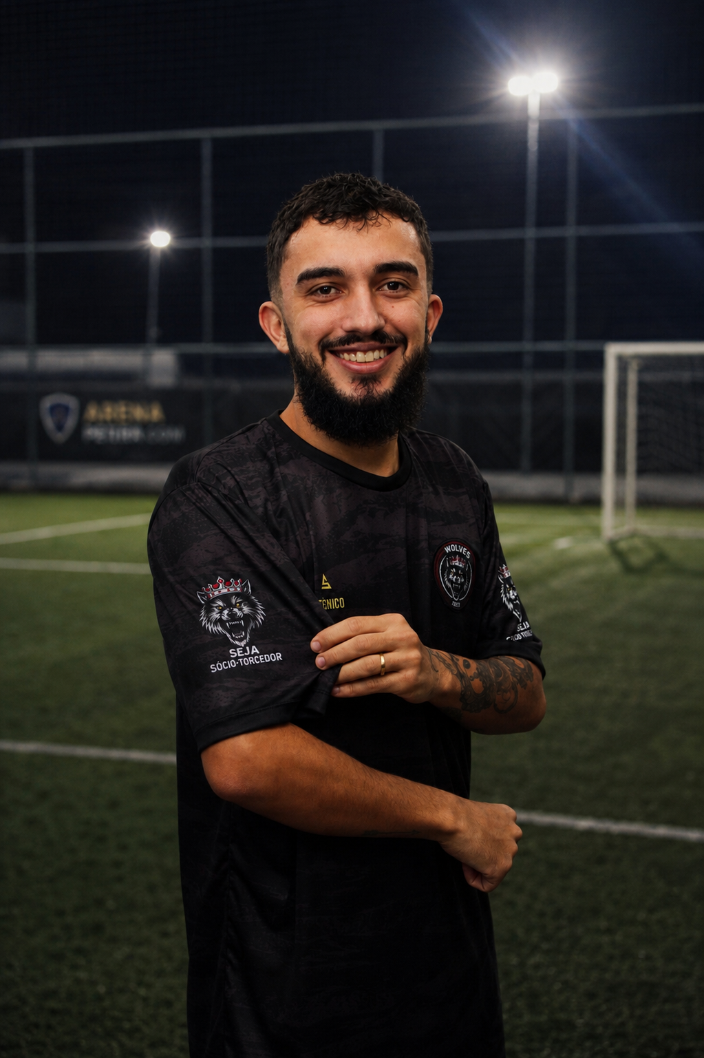 Integrante do Wolves aponta para a mensagem Seja Sócio-Torcedor em sua camisa